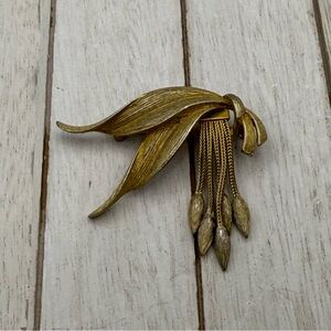 Elegant vintage Gold tone abstract Leaf Brooch